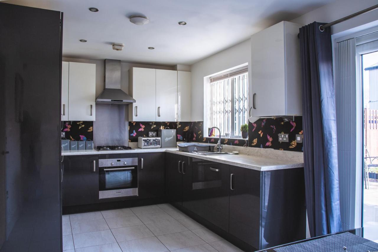 Walking Distance To Etihad And Coop Live Arena With Free Parking Holiday home Manchester