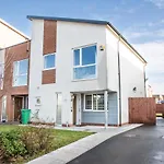 Walking Distance To Etihad And Coop Live Arena With Free Parking